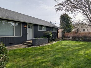 395 Fairway Loop in Eugene, OR - Building Photo - Building Photo