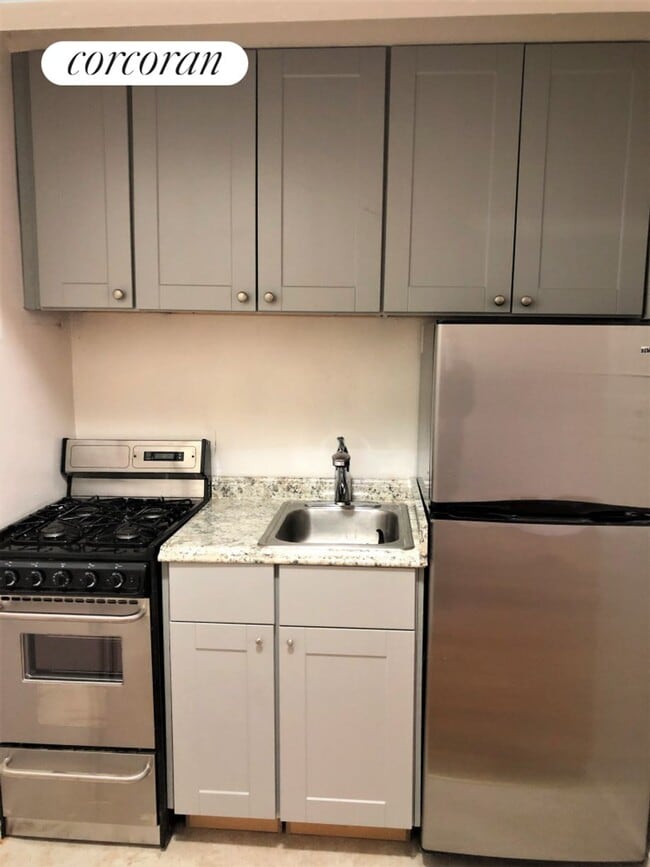 261 E 71st St in New York, NY - Building Photo - Building Photo