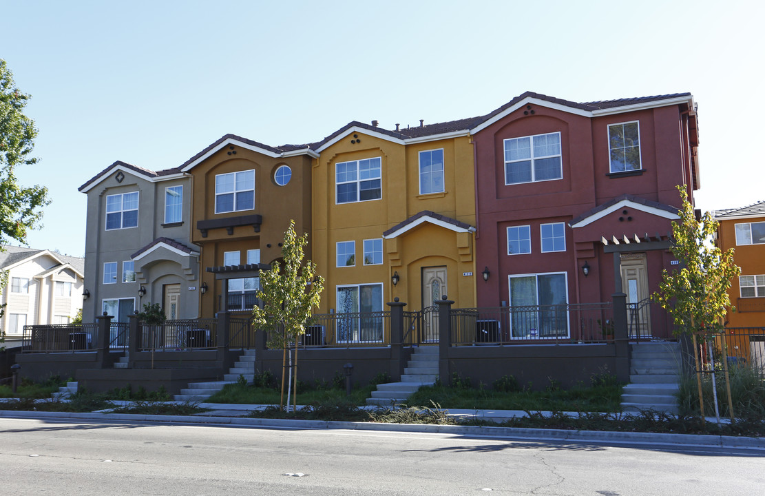 Lunare Townhomes in Fremont, CA - Building Photo