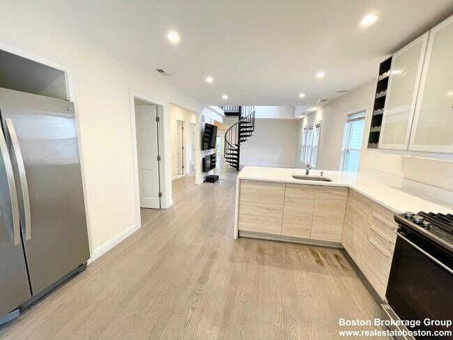 21 Iroquois St, Unit 2 in Boston, MA - Building Photo - Building Photo