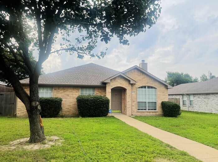 1824 McNeely St in Lancaster, TX - Building Photo