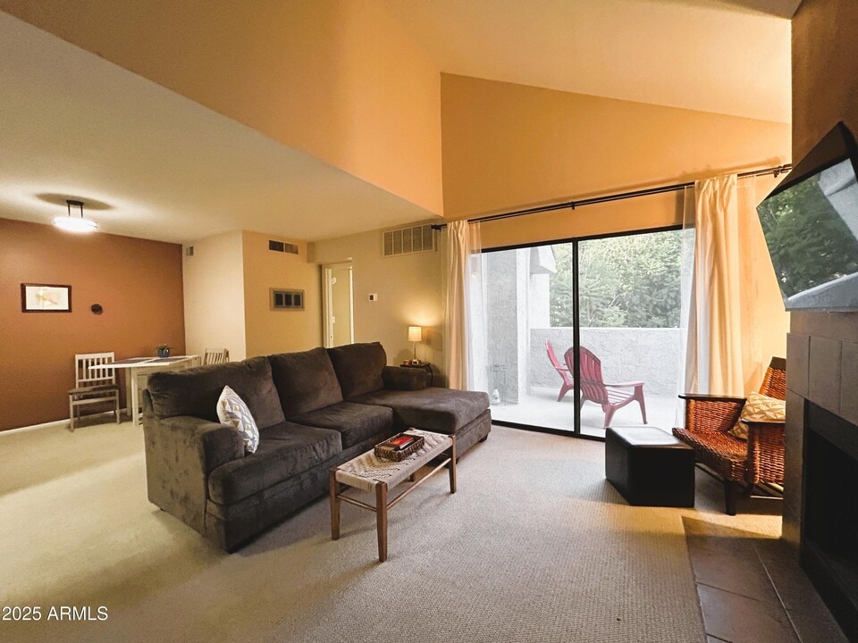 10055 E Mountainview Lake Dr in Scottsdale, AZ - Foto de edificio