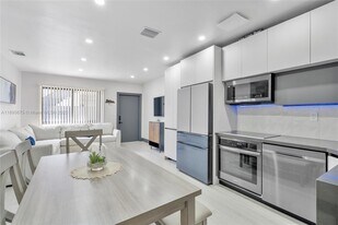 100 NE 71st St in Miami, FL - Building Photo