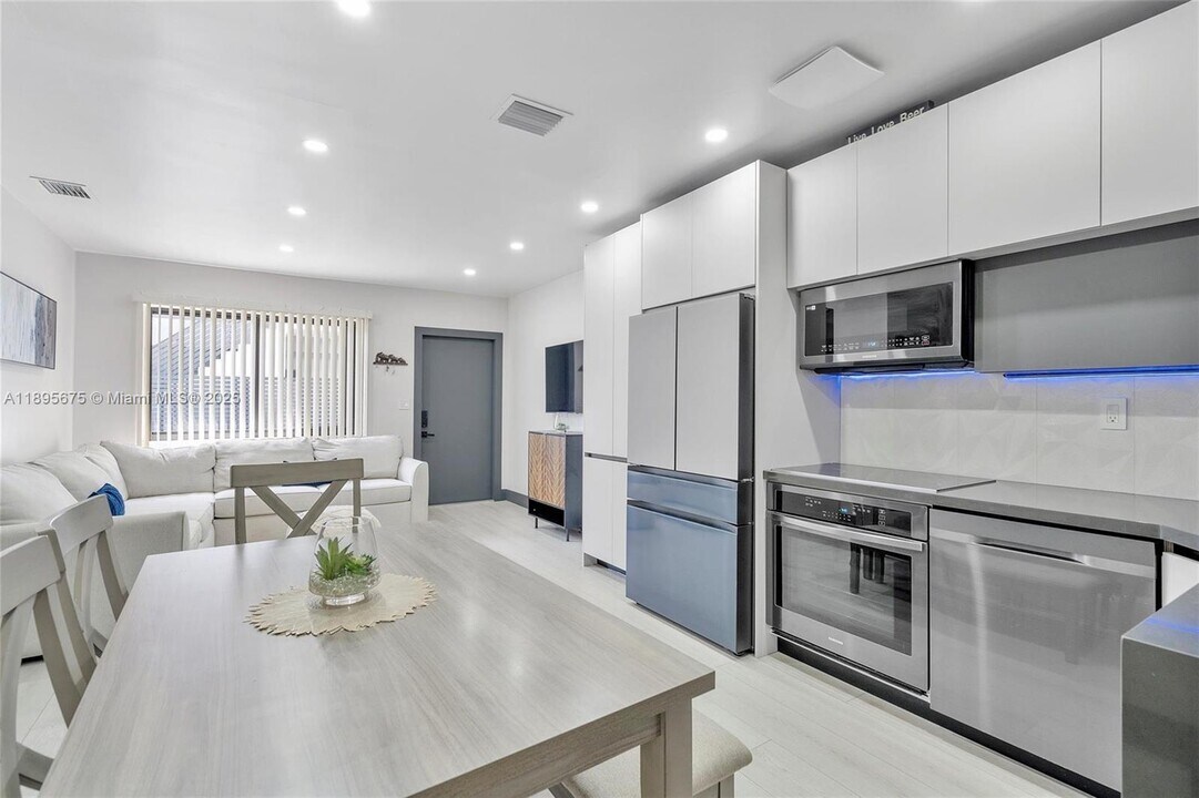 100 NE 71st St in Miami, FL - Building Photo