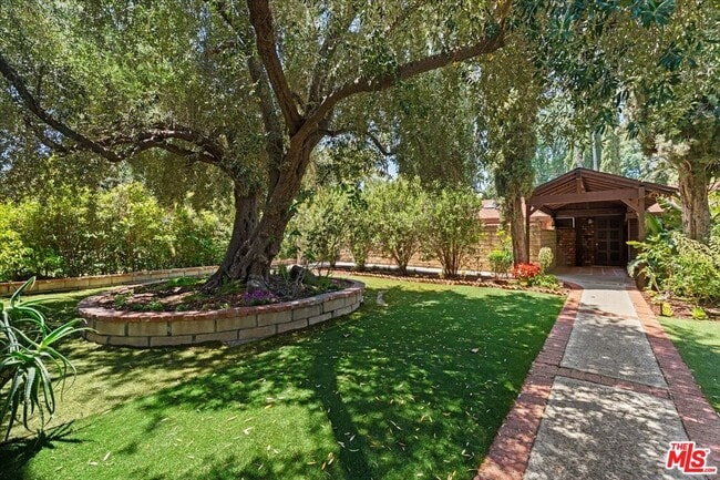 6141 Corbin Ave in Los Angeles, CA - Building Photo - Building Photo