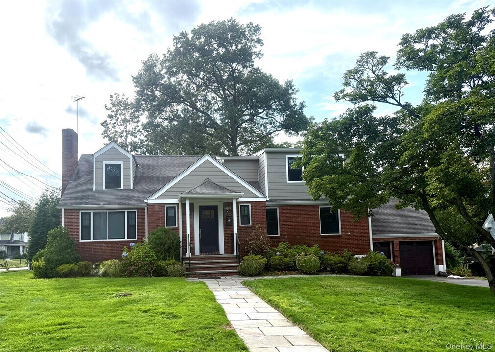 115 Davis Ave in White Plains, NY - Building Photo