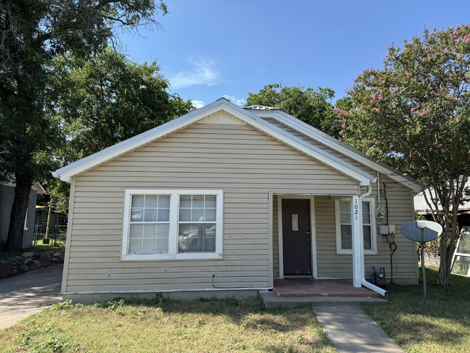 1021 Green St in Stephenville, TX - Building Photo