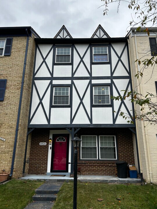 14826 Haymarket Ln in Centreville, VA - Building Photo
