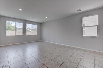114 Manzanita Falls Ave in North Las Vegas, NV - Foto de edificio - Building Photo