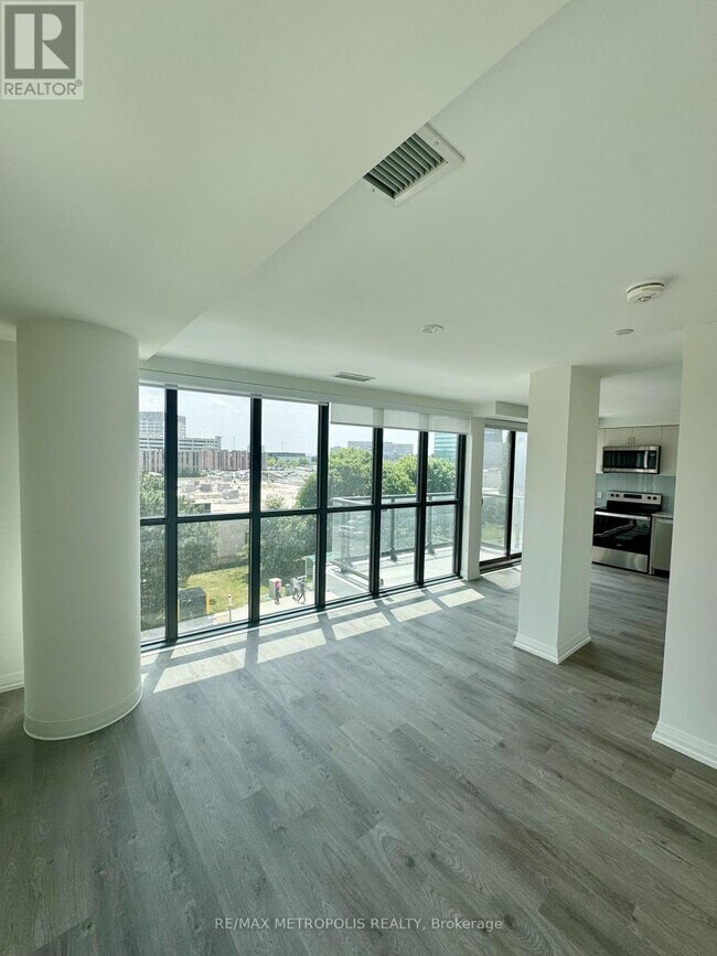 325-325 Yorkland Blvd in Toronto, ON - Building Photo - Building Photo