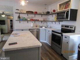 148 E King St in Strasburg, VA - Building Photo