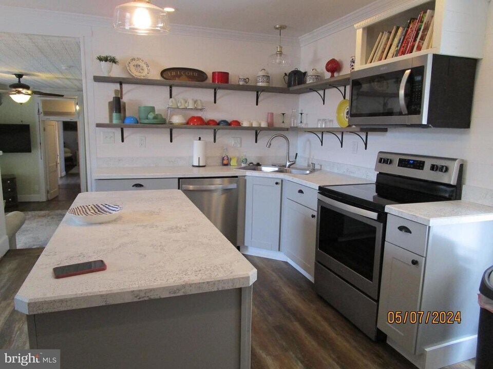 148 E King St in Strasburg, VA - Building Photo