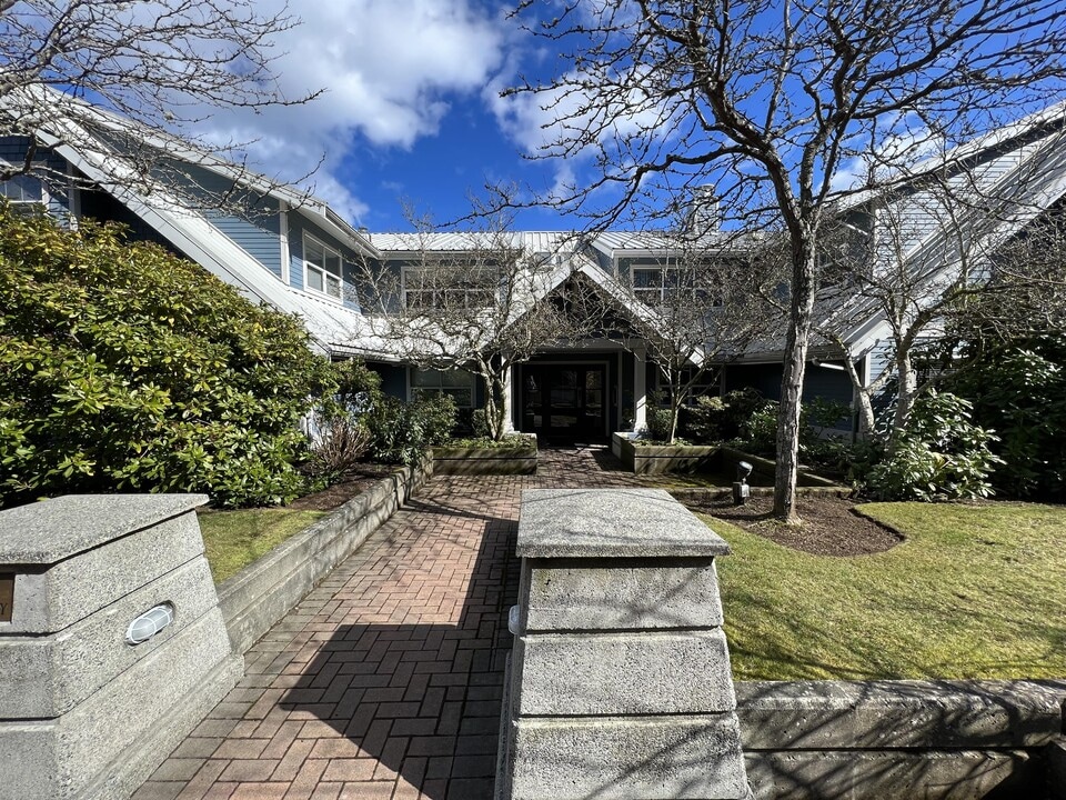 550 Blue Girl Way in Nanaimo, BC - Building Photo