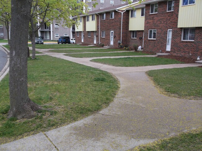 Anchorage on the Park Townhomes in Windsor, ON - Building Photo - Building Photo