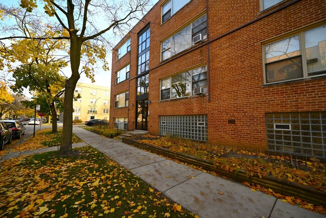 6833 N Oakley Ave in Chicago, IL - Building Photo - Building Photo