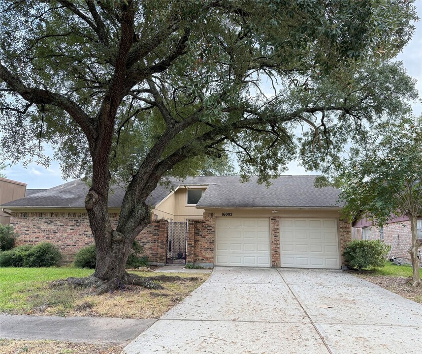 16002 Havenhurst Dr in Houston, TX - Foto de edificio