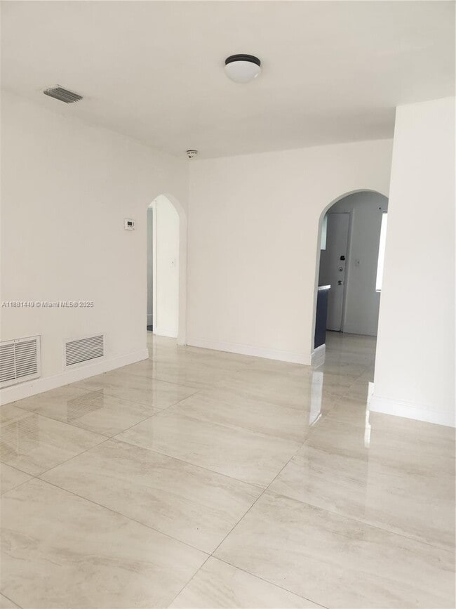 890 NW 106th St in Miami, FL - Building Photo - Building Photo