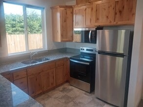 1113 D St in Springfield, OR - Foto de edificio - Building Photo