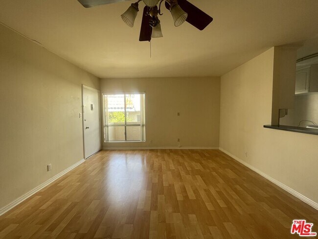 5330 Zelzah Ave in Los Angeles, CA - Building Photo - Building Photo