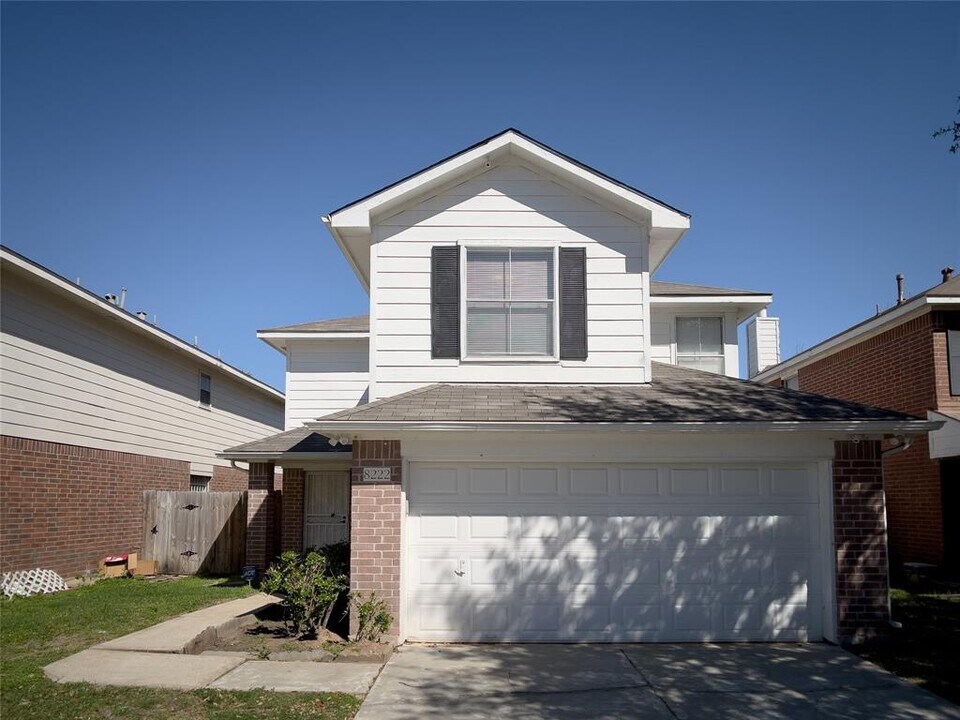 8222 Gold Tee Dr in Houston, TX - Building Photo