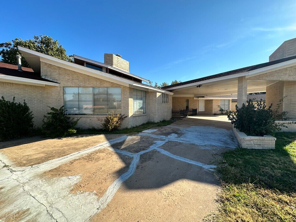 7700 S Country Club Dr in Oklahoma City, OK - Building Photo