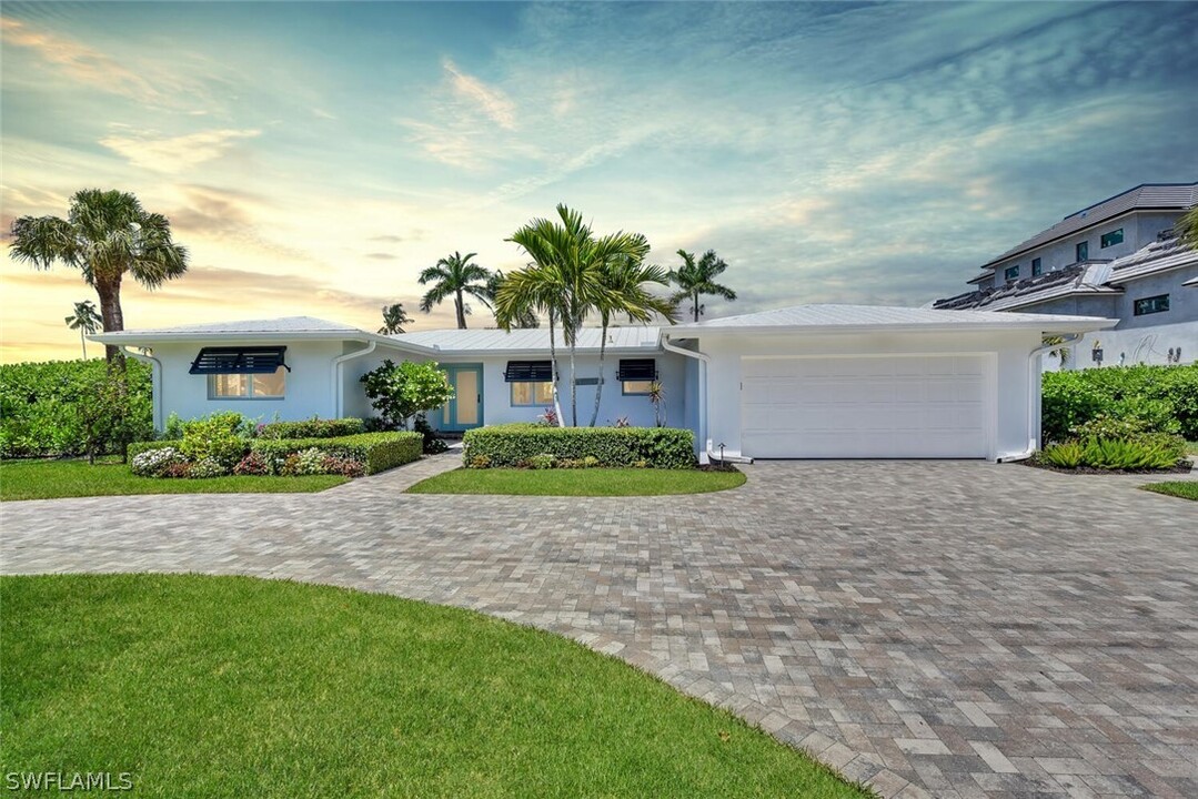 367 Mooring Line Dr in Naples, FL - Building Photo