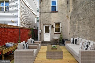 2302 Christian St in Philadelphia, PA - Building Photo - Building Photo