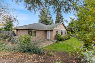 790 Hillcrest Dr NW in Salem, OR - Foto de edificio - Building Photo