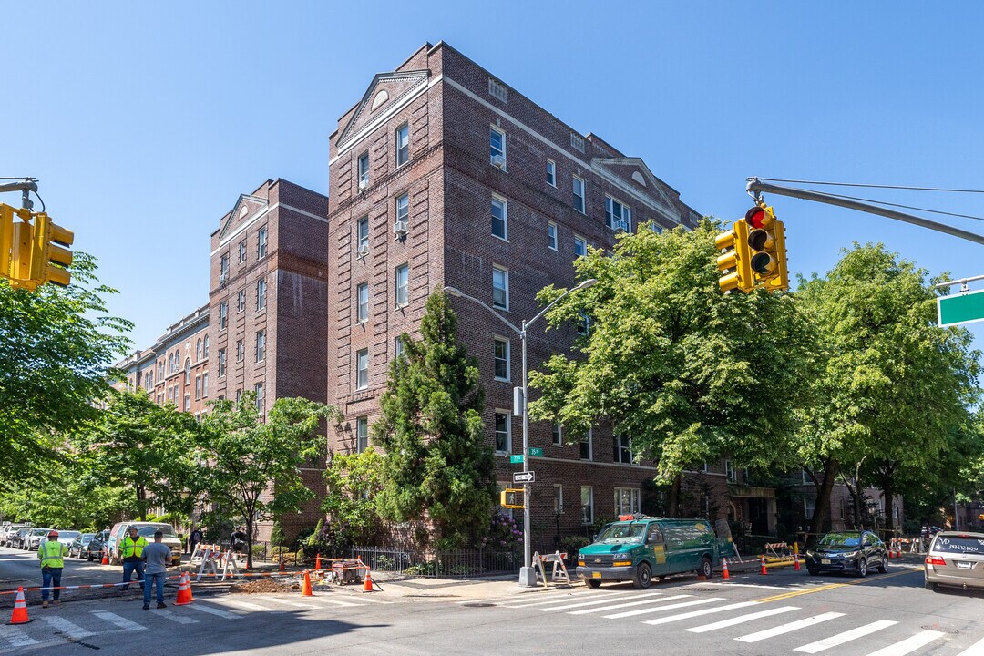 7612 35th Ave in Jackson Heights, NY - Building Photo