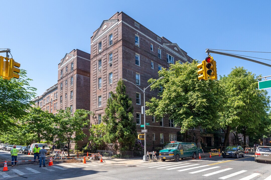 7612 35th Ave in Jackson Heights, NY - Foto de edificio