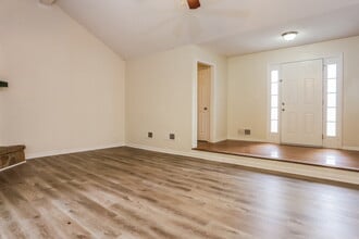 832 Lost Creek Cir in Stone Mountain, GA - Foto de edificio - Building Photo