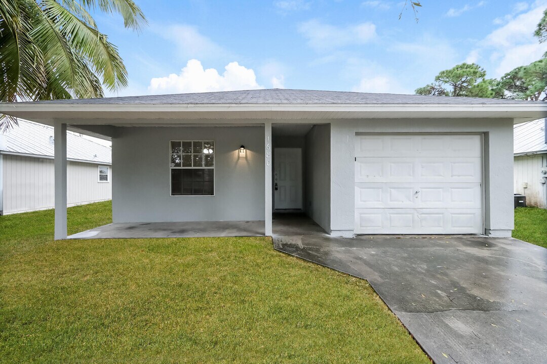 1680 19th St SW in Vero Beach, FL - Building Photo