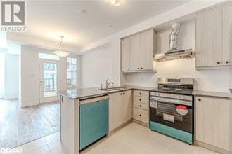 37 Pearen Ln in Barrie, ON - Building Photo - Building Photo