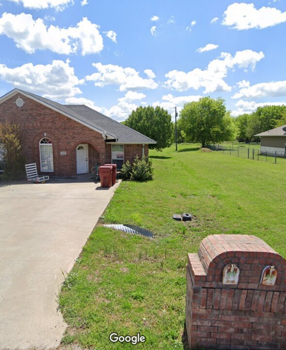 423 W Thomas St in Leonard, TX - Building Photo