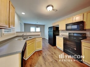 7233 Hidden Creek Dr in Charlotte, NC - Building Photo - Building Photo