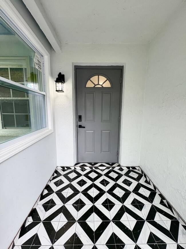 1733 Sunset Ave in Lake Worth Beach, FL - Building Photo - Building Photo