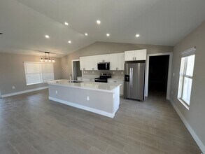 3919 NE 12th Ave in Cape Coral, FL - Building Photo - Building Photo