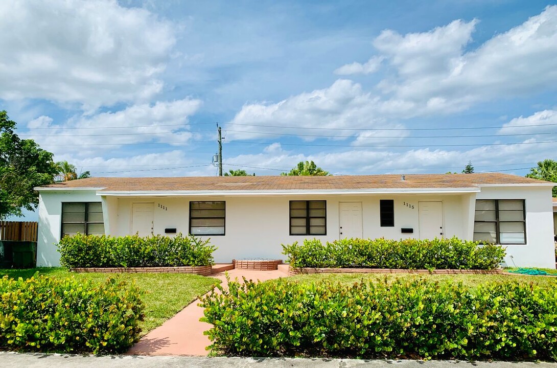 1111 NE 10th St in Hallandale Beach, FL - Foto de edificio
