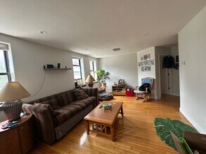 110 Riverway, Unit 2 in Boston, MA - Foto de edificio - Building Photo