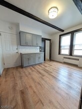 211 E Passaic Ave in Bloomfield, NJ - Foto de edificio - Building Photo