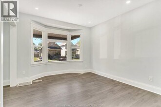 516 Oak Ave in Windsor, ON - Foto de edificio - Building Photo