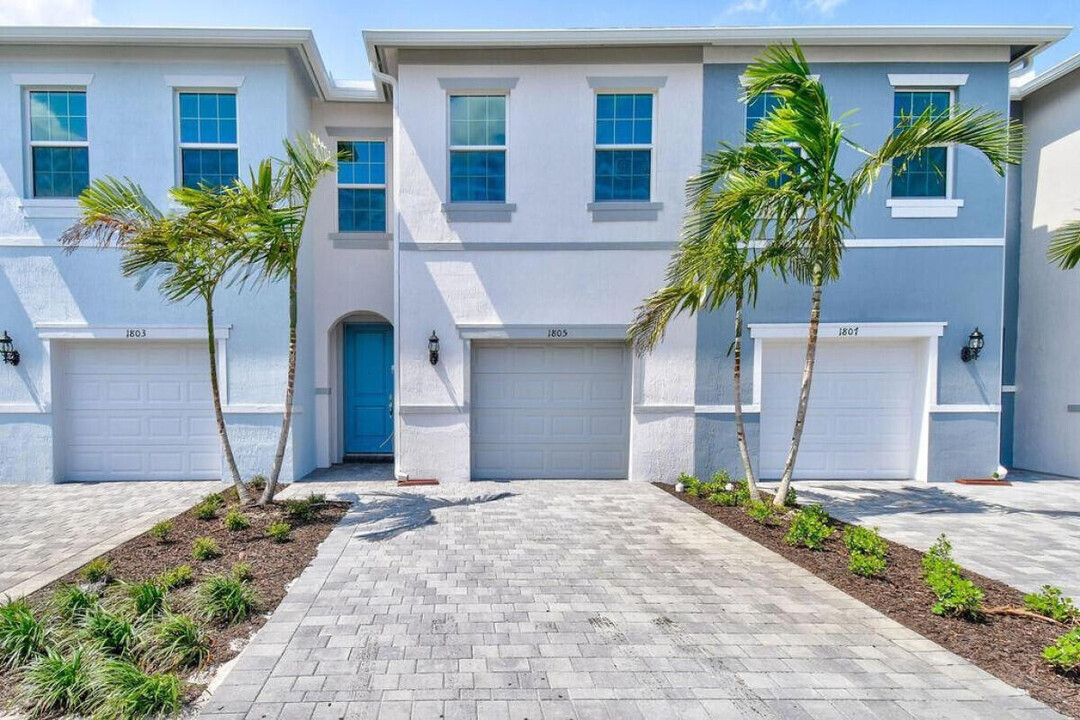 1805 SE Ocean Cove Way in Stuart, FL - Building Photo