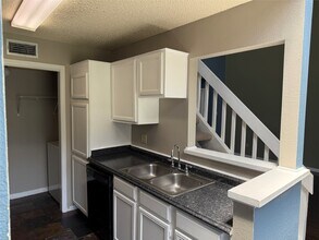 8579 Sands Point Dr in Houston, TX - Building Photo - Building Photo