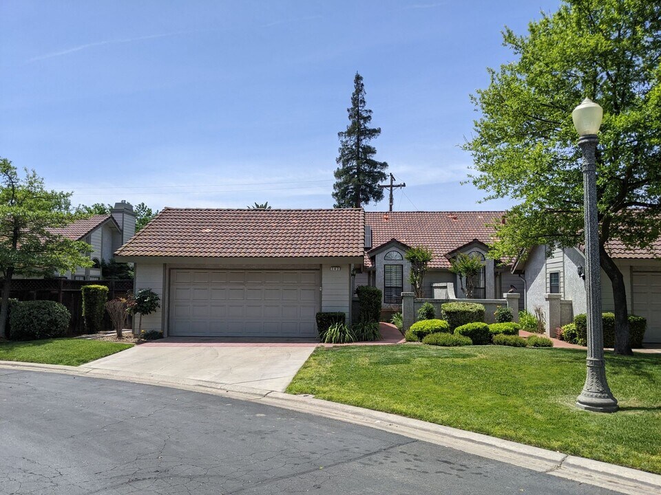 1229 W Bullard Ave in Fresno, CA - Building Photo
