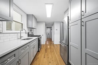 100 School St in Oyster Bay, NY - Building Photo - Building Photo