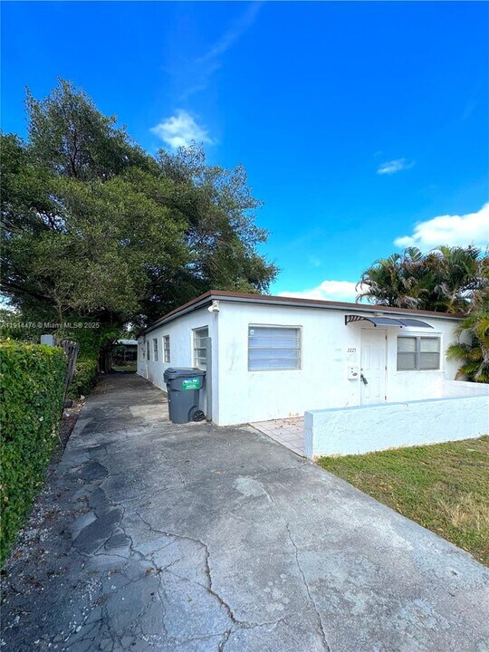 2225 Taylor St in Hollywood, FL - Building Photo