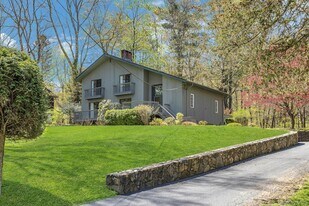 68 Lake Shore Dr in South Salem, NY - Building Photo