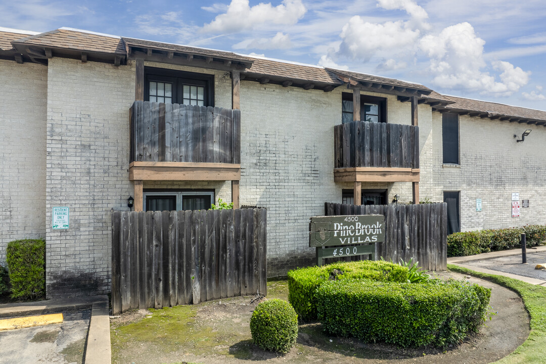 Pine Brook Villas in Houston, TX - Building Photo