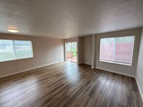 3714 47th Ave NE in Salem, OR - Building Photo - Building Photo