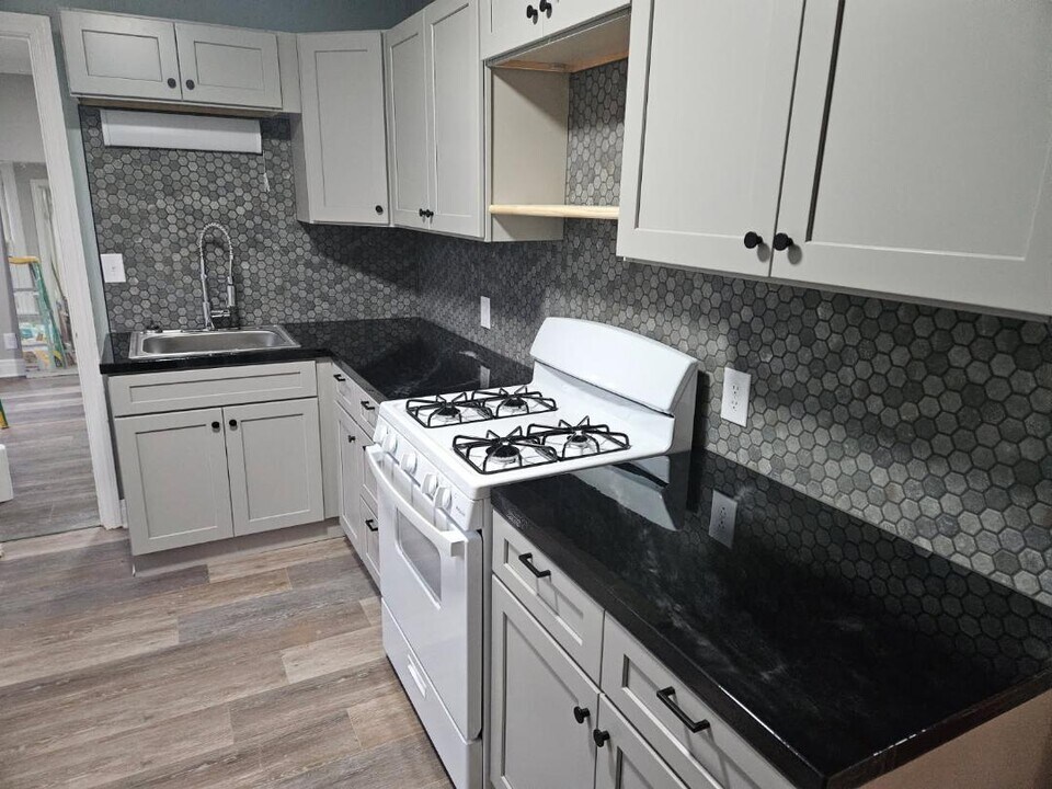 11 Willow Ave, Unit 1st Floor in Cortland, NY - Foto de edificio